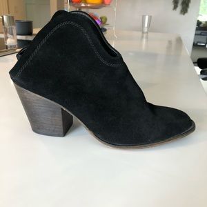 Chinese laundry Womens booties.